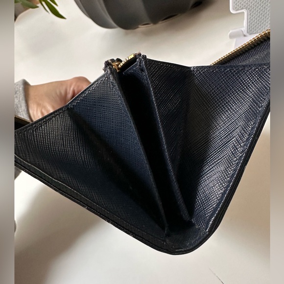 ❌SOLD❌EUC Salvatore Ferragamo Zip Wallet - Picture 9 of 12
